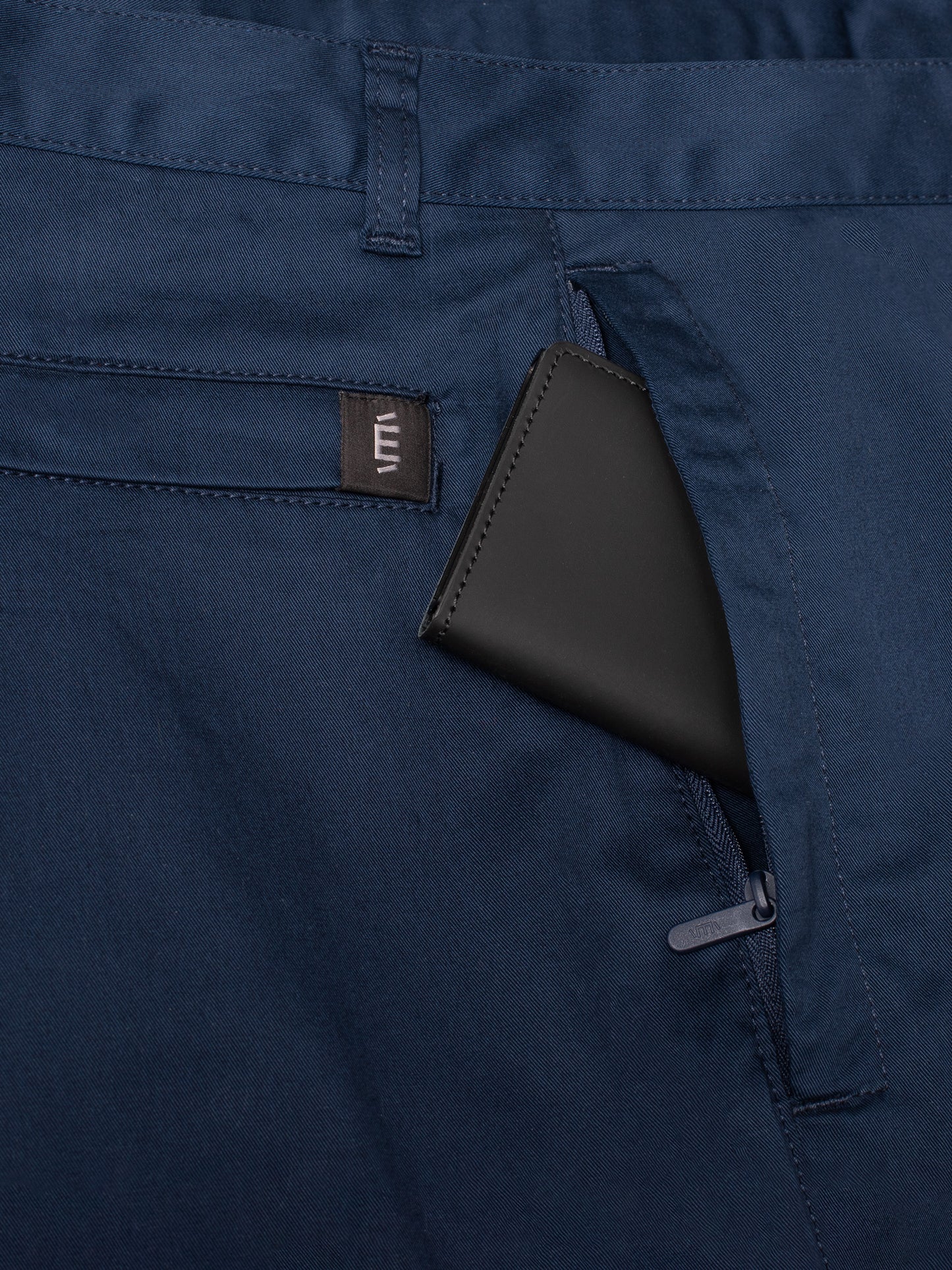 Travel-friendly men's trousers